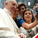 Pope-selfie-teenagers