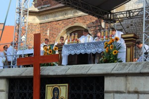 L'autel de la messe géante est sur un podium