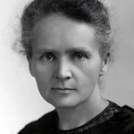 Marie Curie-Sklodowska, par sa découverte du radium, élément radioactif, contribua largement au développement de la physique atomique et à la thérapie du cancer.